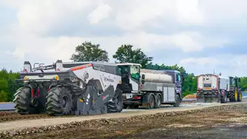 The WIRTGEN WRC 240i rock crusher enables the crushing, processing and homogenization of hard-core concrete fragments, cobblestones and stony ground with an output of up to 600 tons per hour. It can also be used to stabilize soils.
